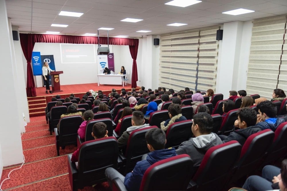 SODİGEM Mihalıççık’ta öğrencilere sosyal medyayı anlattı 