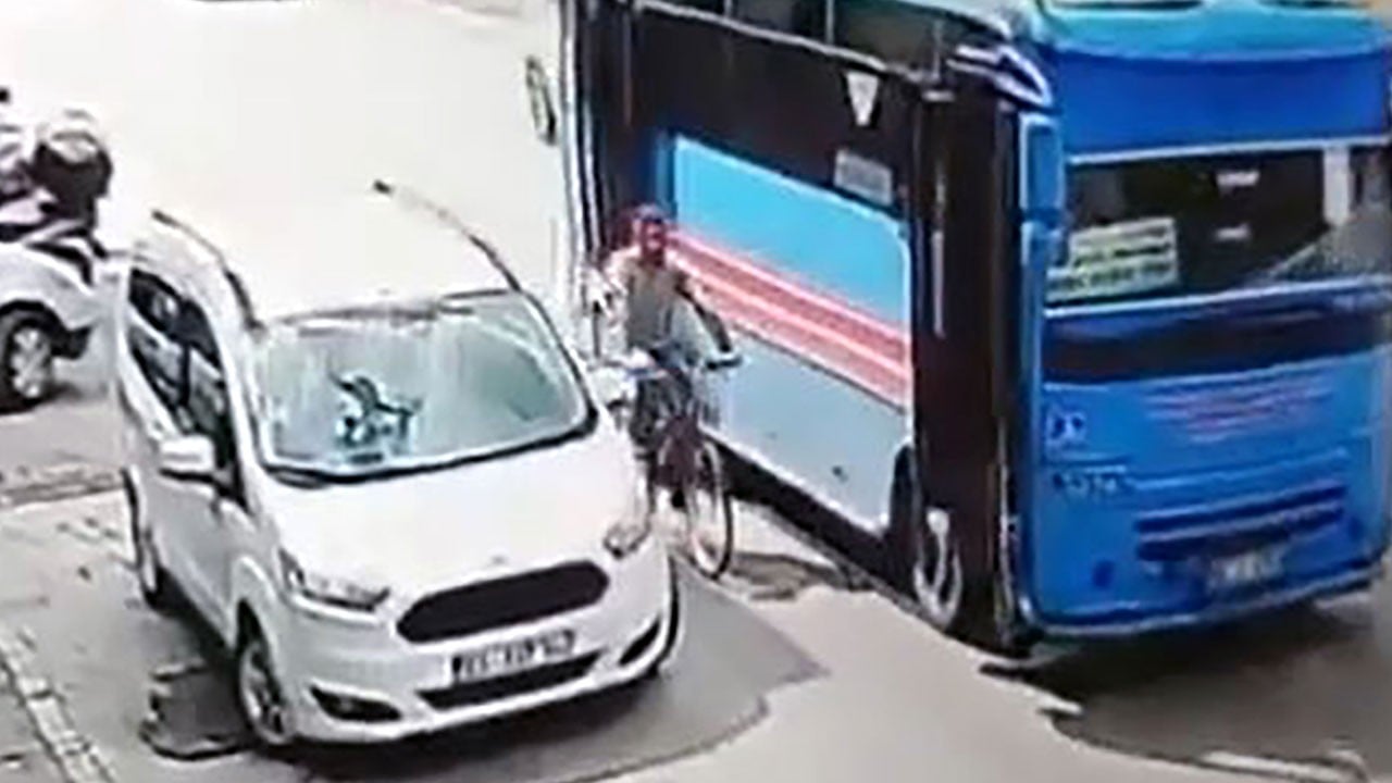 Şoför durmadan yoluna devam etti! Kapısı açık halk otobüsü bisikletliye çarptı