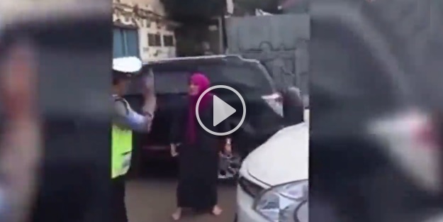 Şoför kadın ceza kesen trafik polisine saldırdı!