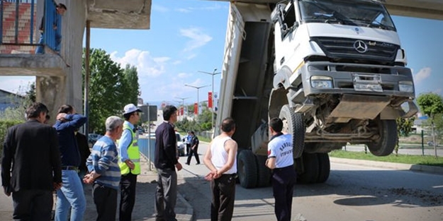 Şoför kamyonu şaha kaldırdı!