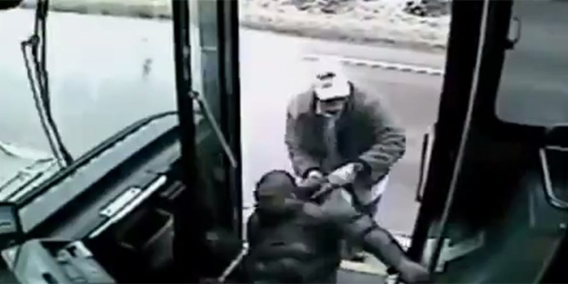 Şoför yolcuyu önce dövdü, sonra otobüsten attı... Sebebi...