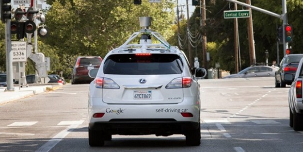 Şöförsüz otomobiller trafiğe çıkıyor