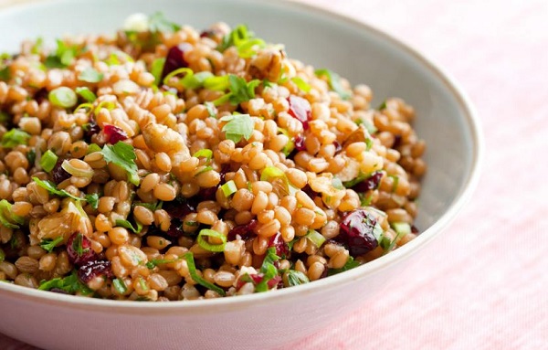 Sofralarınızın vazgeçilmezi olacak şahane bir tarif: Buğday salatası