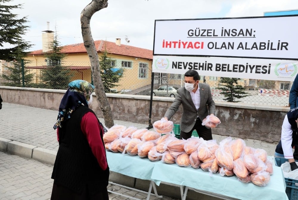 Sofranızdaki lokma projesiyle mahallelerde ücretsiz ekmek dağıtımına başlandı 