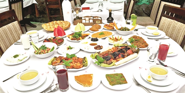 Sofrasında kralları ağırlıyor