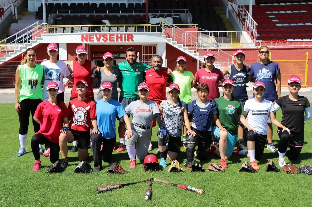 Softbol Kadın Milli Takımı Avrupa Şampiyonası’na hazırlanıyor 