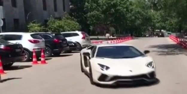 Sofuoğlu meclise Lamborghini'yle geldi!