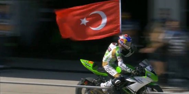 Sofuoğlu zaferi Türk bayrağıyla kutladı