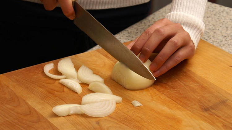 Soğan doğrarken ağlamamak için en etkili yöntem