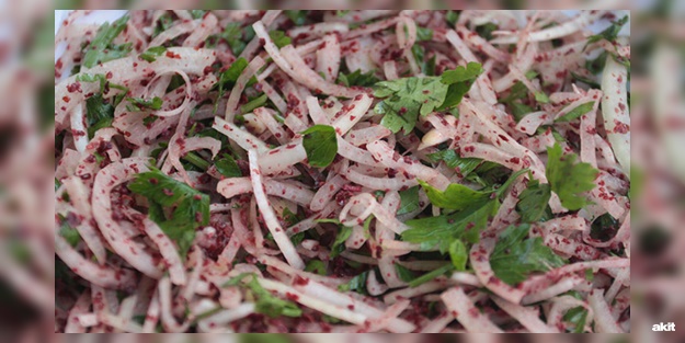 Soğan salatası nasıl yapılır? Lezzetli soğan salatası tarifi