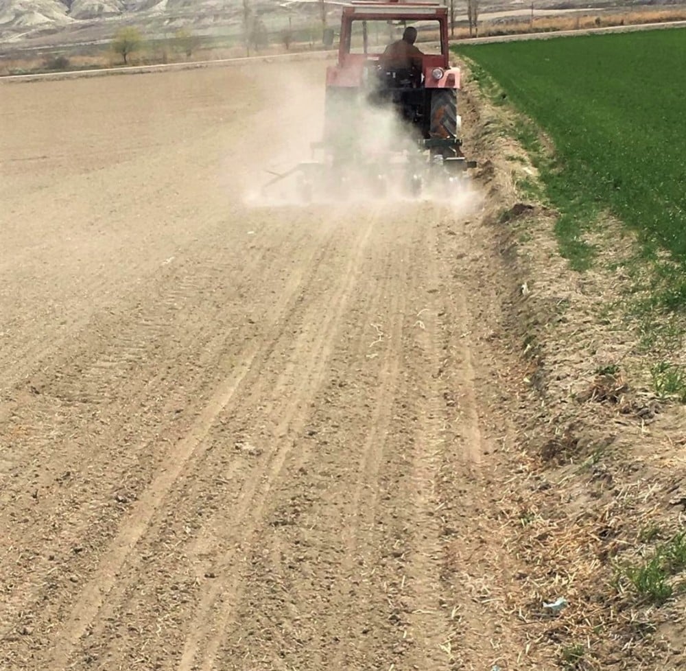 Soğan tohumları toprakla buluşmaya başladı 