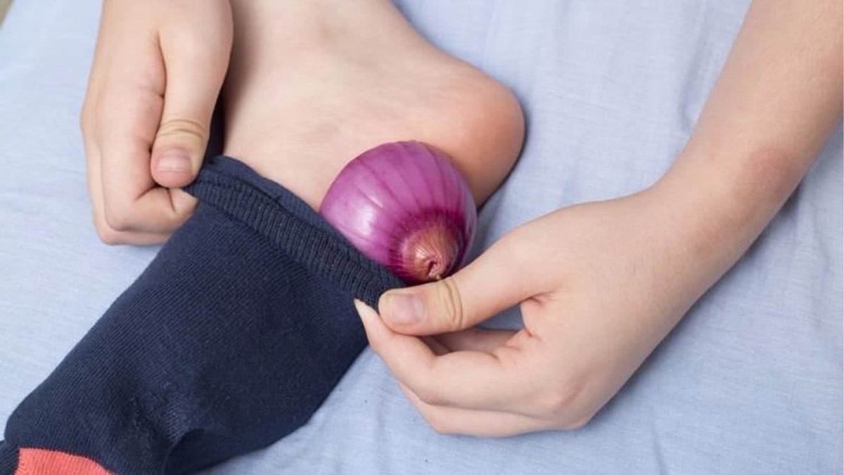 Soğanı dilimleyip topuğunuza koyun, bakın neler oluyor! “Hadi canım, olur mu öyle şey” demeyin! Faydasını duyan hemen deneyecek! Ayağa soğan koymak bakın nelere iyi geliyor?