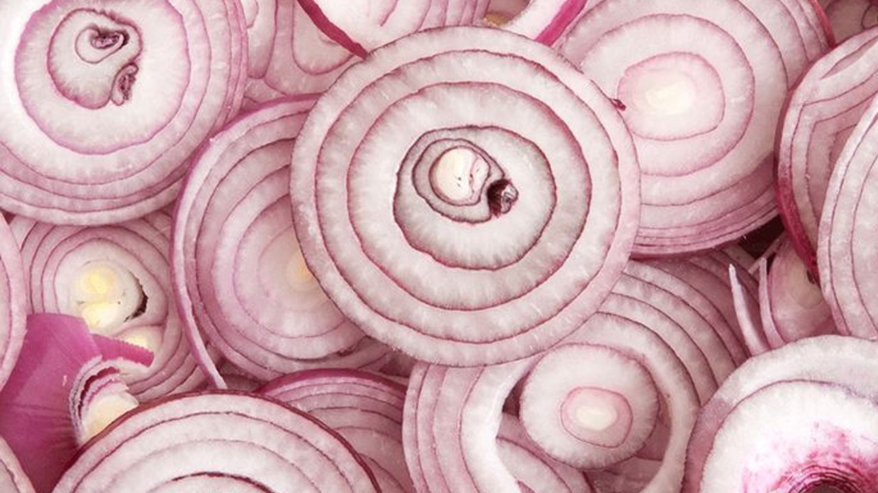 Soğanı yıllarca yanlış tüketmişiz! Bütün vitaminleri kayboluyor! Bir an önce sen de yap!