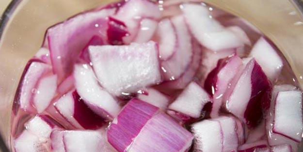 Soğanlı sütün faydaları: Mor soğan, hızlı bir şekilde vücuda yayılıyor! Geçmez denilen öksürüğü geçiriyor