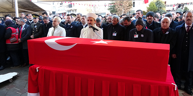 Soğuğa aldırış etmeyen binlerce kişi şehidimizi son yolculuğuna uğurladı