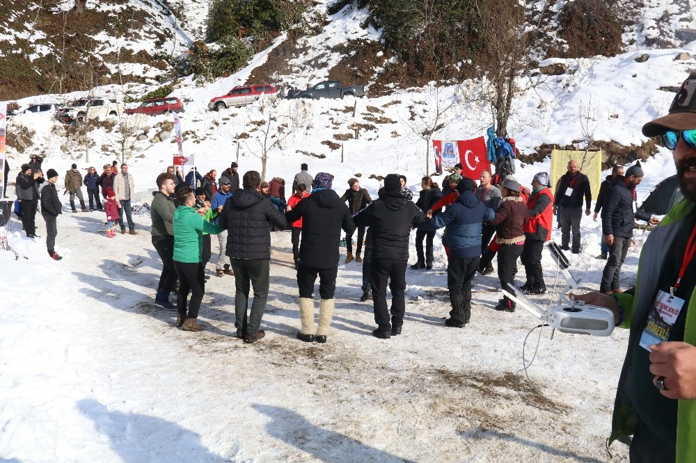 Soğuğa aldırmadan gölde yüzdüler 