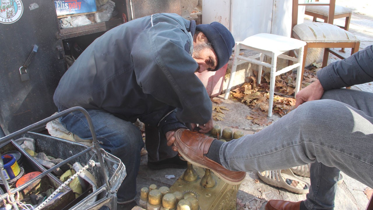 Soğuk dinlemiyor, ekmeğinin peşinden gidiyor!