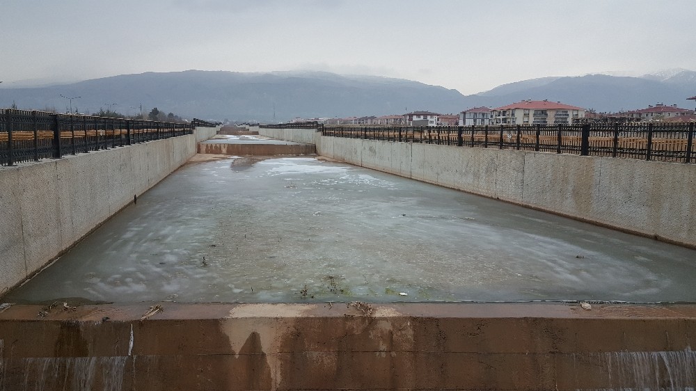 Soğuk hava dereleri dondurdu 