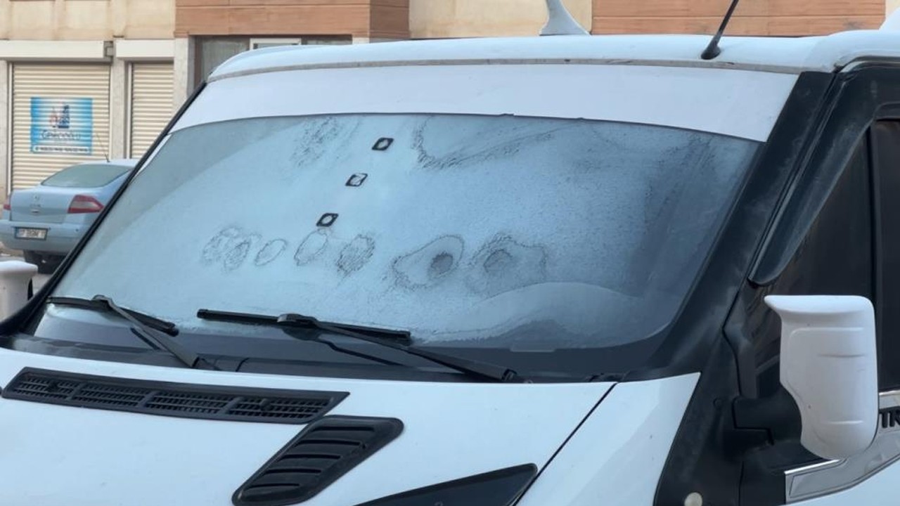 Soğuk hava etkisini sürdürüyor! Araçların camları buz tuttu