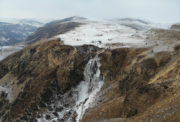 Soğuk hava şelale dondurdu