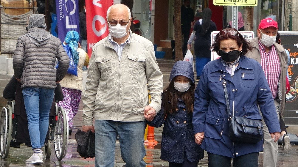 Soğuk hava ve dolu yağışına rağmen izinlerinin tadını çıkardılar 