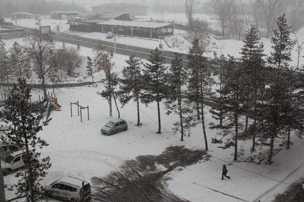 Soğuk hava yerini kar yağışına bıraktı 
