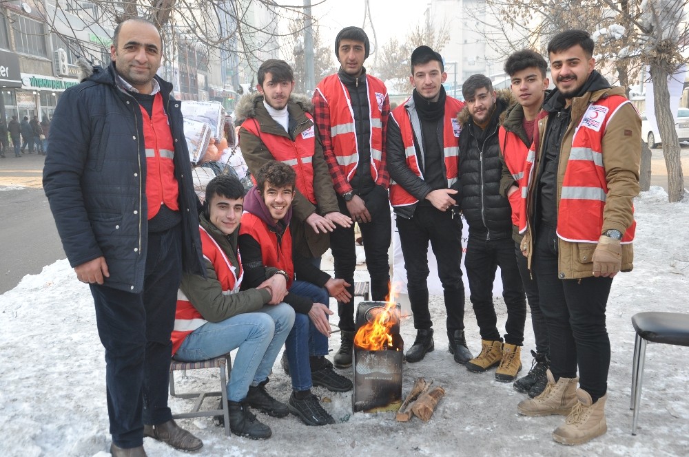Soğuk havada depremzedeler için yardım topluyorlar 