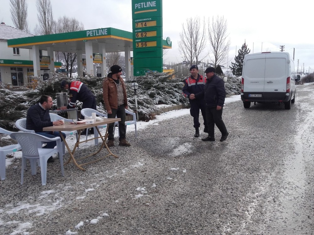 Soğuk havada jandarmadan sürücülere sıcak çay jesti 