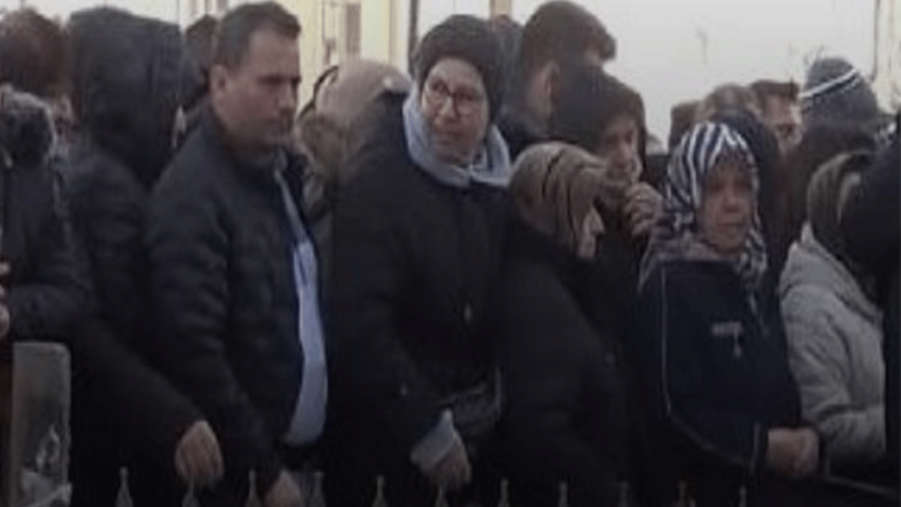 Soğuk havaya aldırış etmediler! Metrelerce kuyruk oluşturdular!