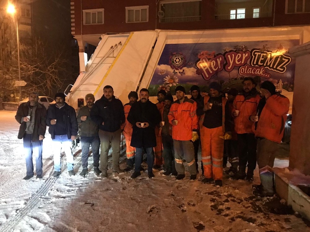 Soğuk havaya aldırmadan sokakları temizlerken türkü söyledi 