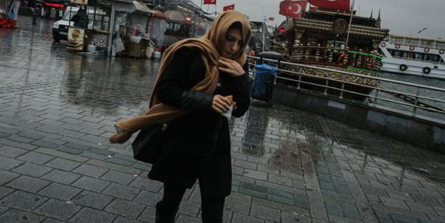 Soğuk ve fırtına İstanbul'u vurdu! Vatandaşlar zor anlar yaşadı