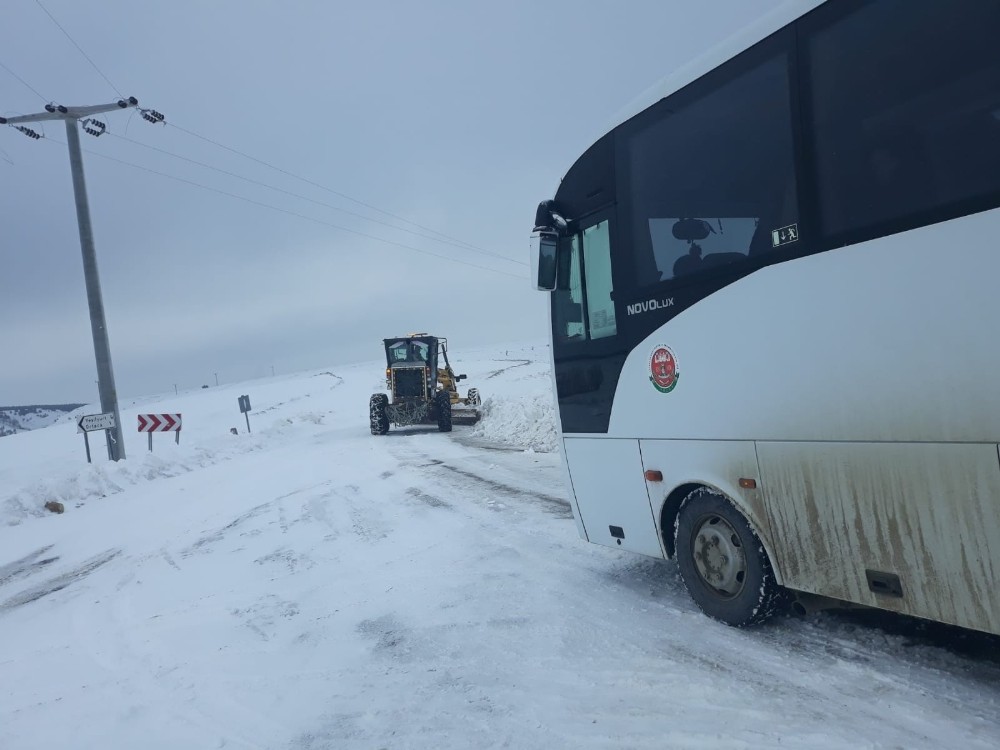 Söğüt-Eskişehir karayolu ulaşıma kapandı, araçlar yolda mahsur kaldı 