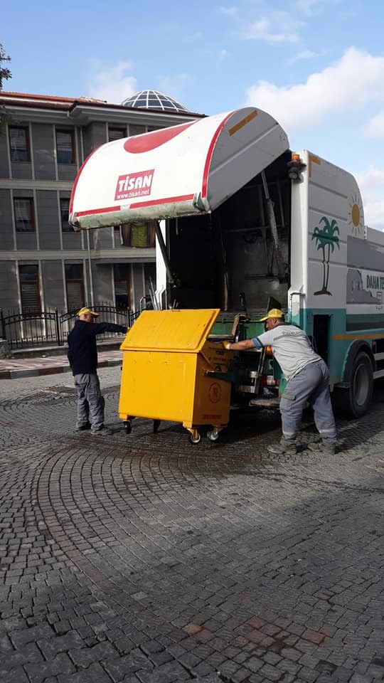 Söğüt’te çöp konteynırları yıkanarak temizleniyor 