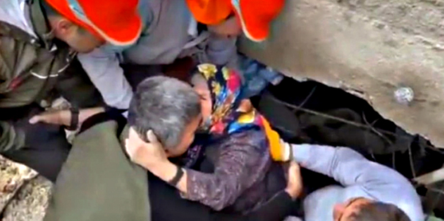 Şok eden an... Enkazdan kurtarılan kadın kelime-i şehadet getirdi sonra da...