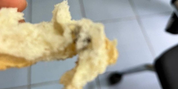 Şok eden görüntü! Aldıkları ekmeğin içinden bakın ne çıktı