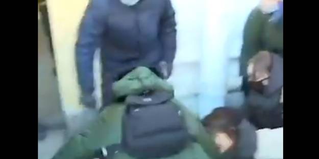 Şok eden görüntüler! İşgali protesto eden Ruslar böyle yerlerde sürüklendi