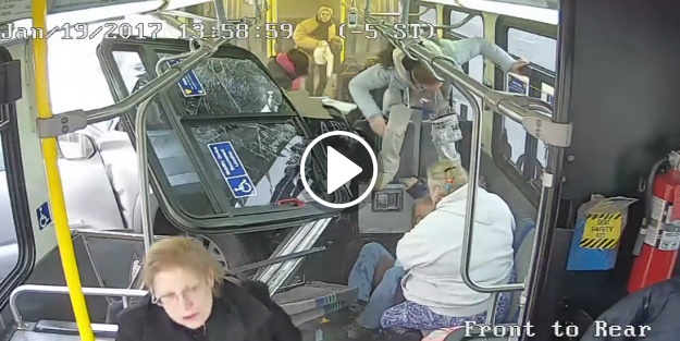 Şok görüntüler! Kamyonet yolcu otobüsüne çarptı!