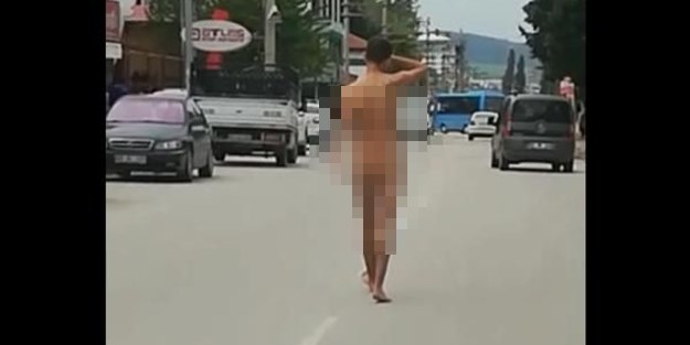 Şok görüntüler! Sokakta soyunup çırılçıplak yürüdü