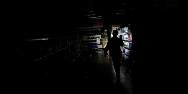 Şok iddia: Venezuela'da elektrikler yine kesildi!