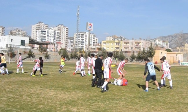 Şok! Kadın hakemden 15 kırmızı kart...