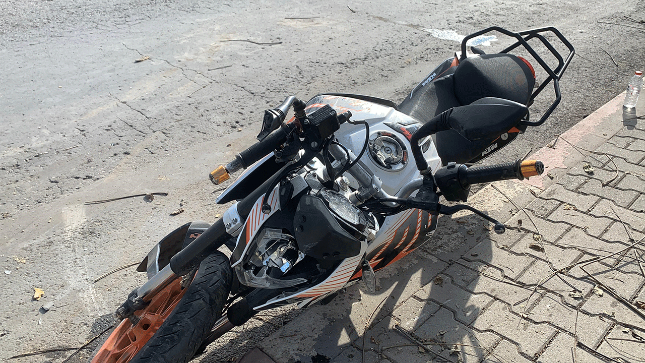 Şok kaza! Kontrolden çıkan motosiklet ağaçlara çarptı: 2 yaralı!