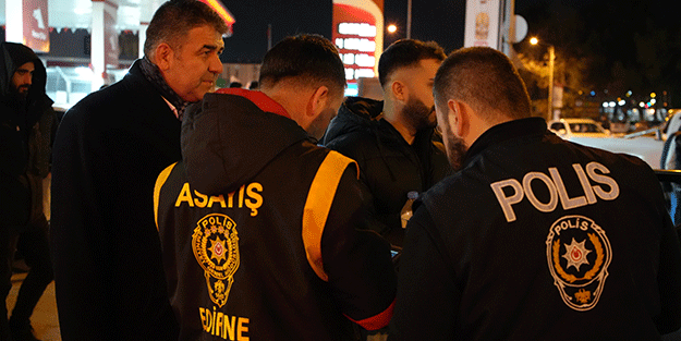 Şok uygulamada didik didik aranan araçlarda silahlar ele geçirildi