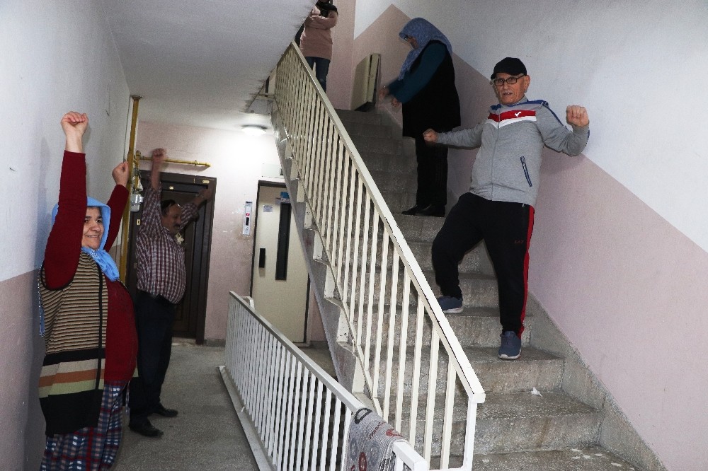 Sokağa çıkamayan 65 yaş üstü vatandaşlar apartmanda spor yapıyor 