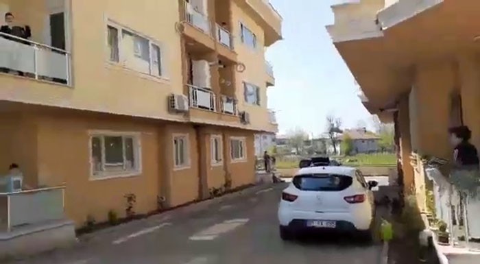 Sokağa çıkamayan çocuklar balkonlarda eğlendi 