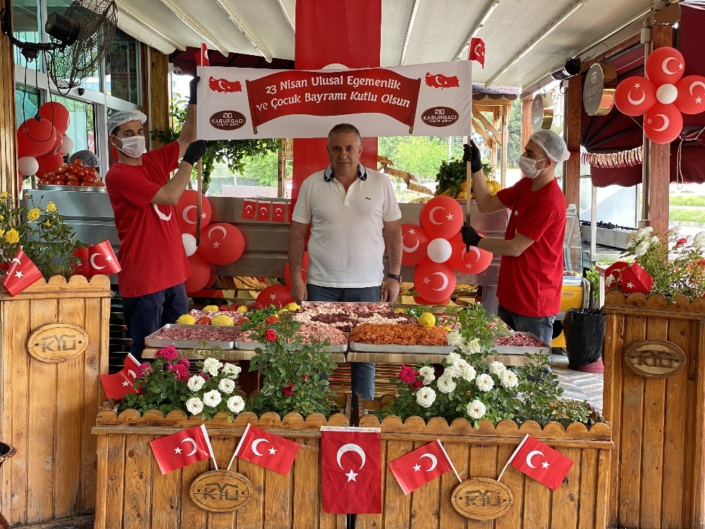 Sokağa çıkamayan çocuklar için balon uçurdu 