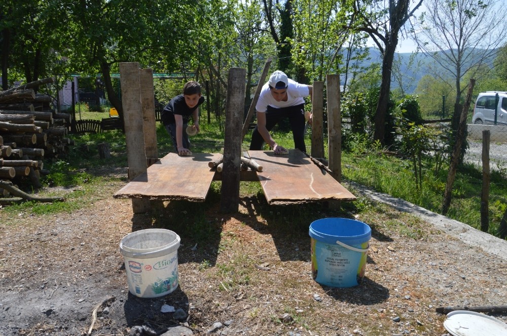 Sokağa çıkamayan çocukları için evinin bahçesine oyun parkuru kurdu 