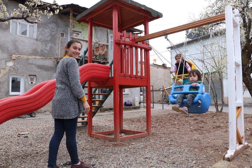 Sokağa çıkamayan çocukları için evinin bahçesine park kurdu 