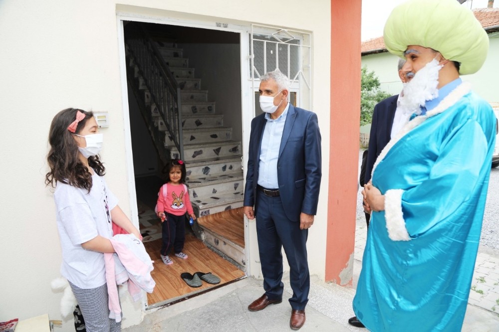 Sokağa çıkamayan çocukların bayram şekeri Battalgazi Belediyesi’nden 
