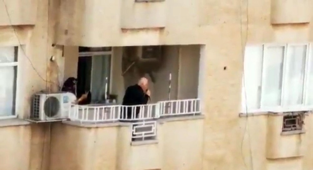 Sokağa çıkamayan Şanlıurfalılardan balkon konseri 