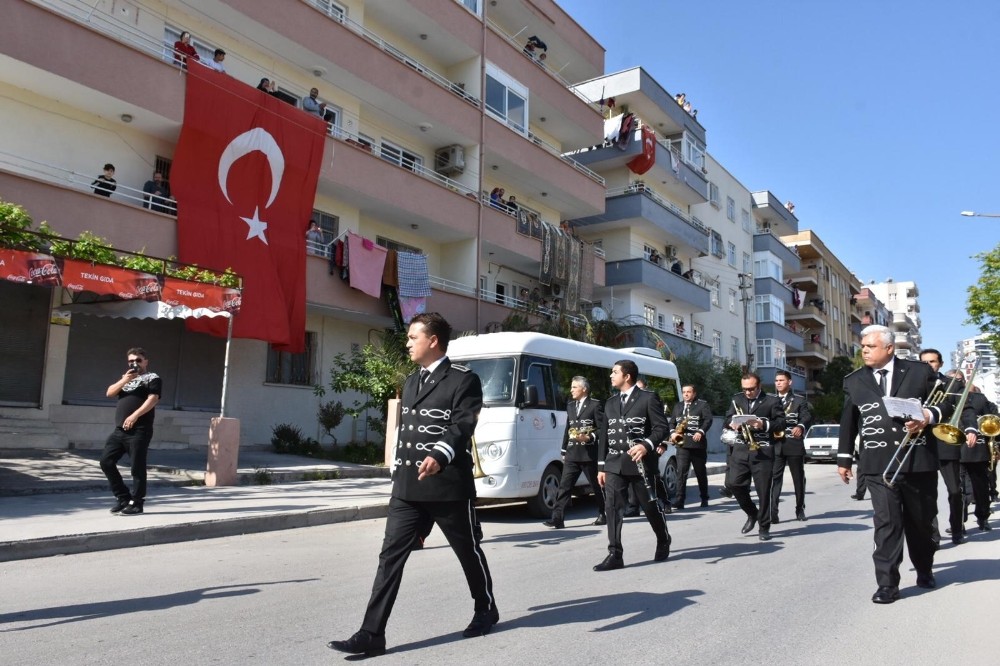 Sokağa çıkamayan Tarsuslulara belediye bandosundan konser 